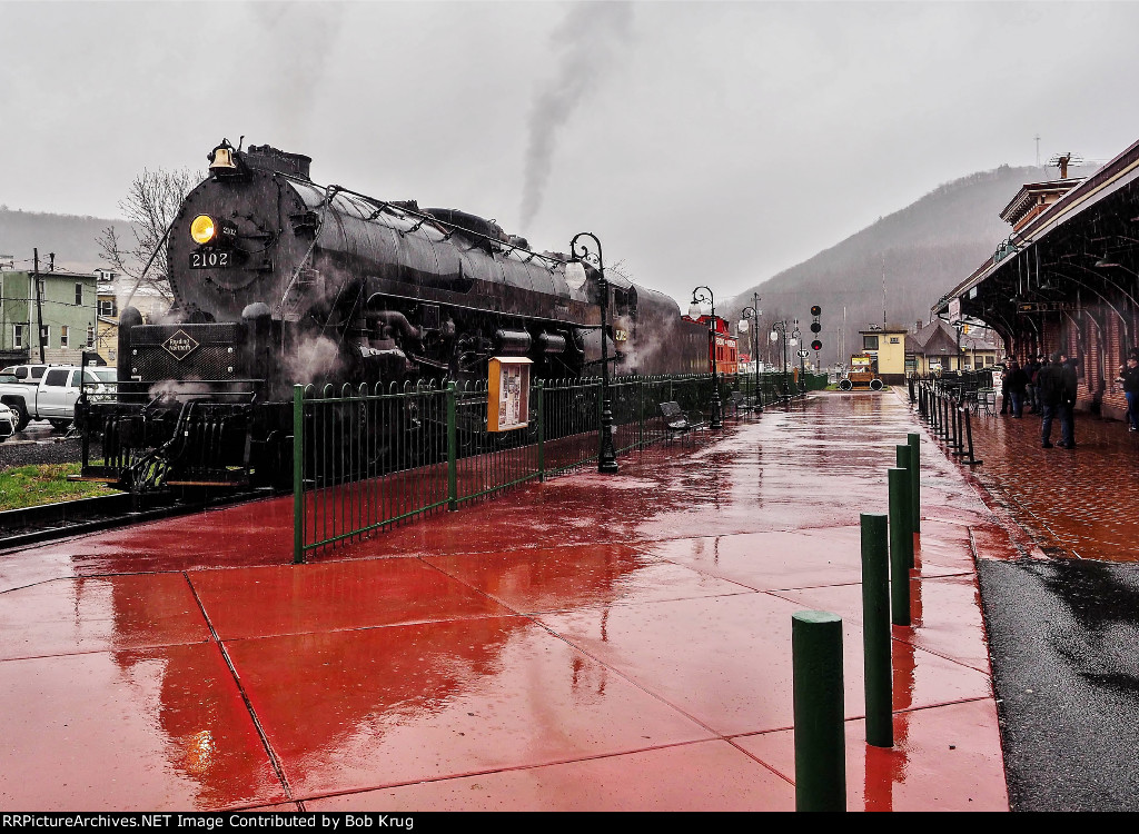 RDG 2102 reflected in the platform at Tamaqua